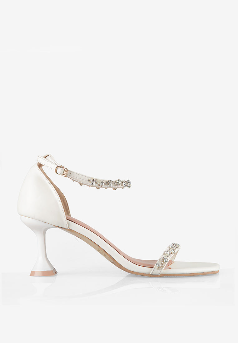 Amelie in Broken White