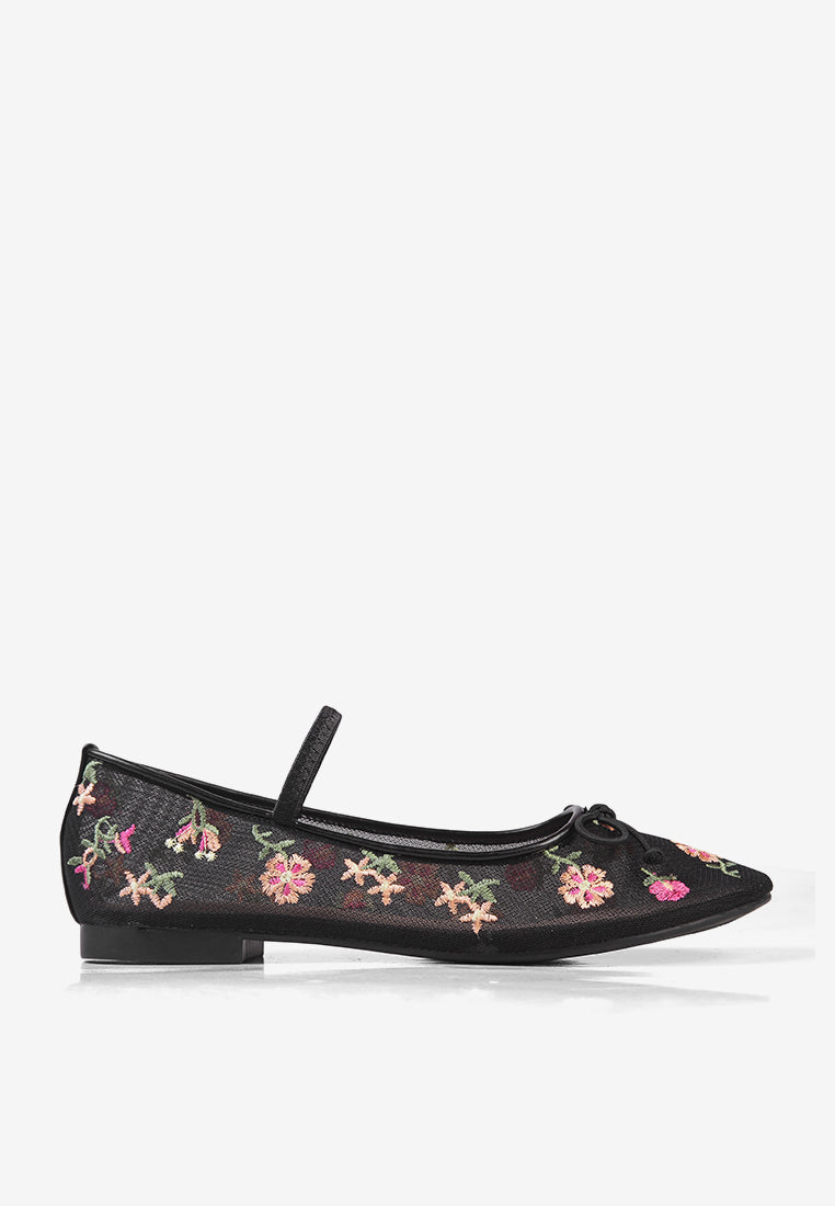 Lyla Flatshoes in Black