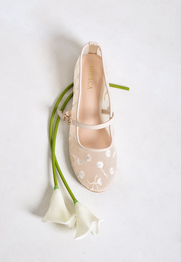 Eloise Flatshoes in Cream