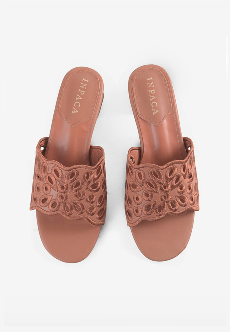 Galle in Brown