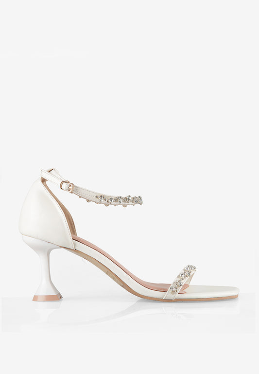 Amelie in Broken White
