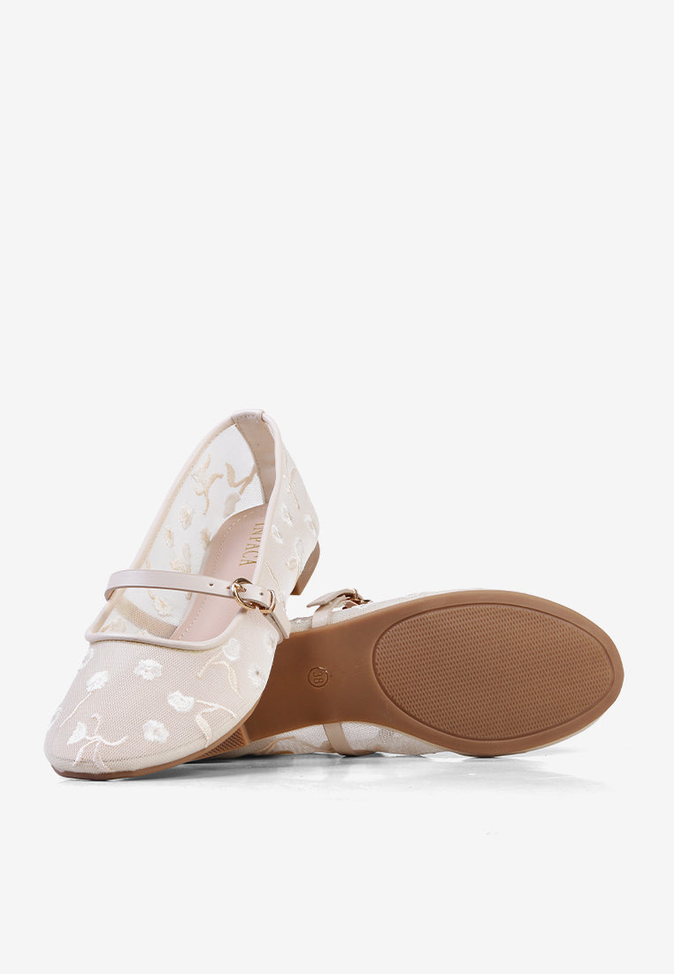 Eloise Flatshoes in Cream