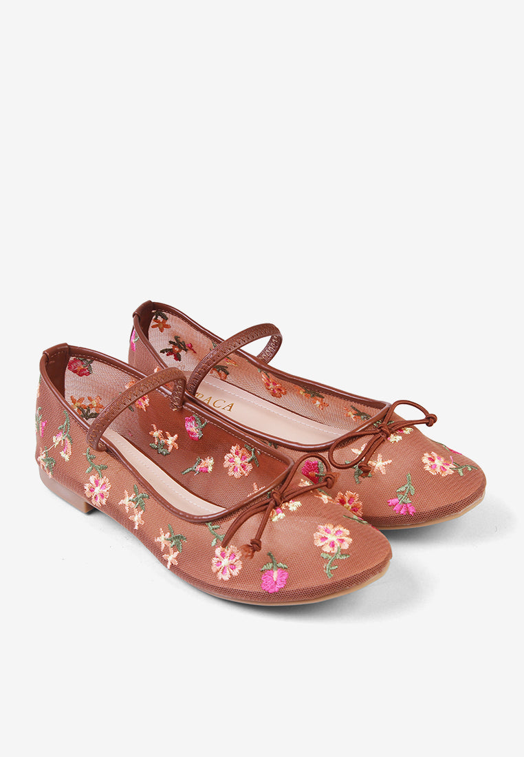 Lyla Flatshoes in Brown