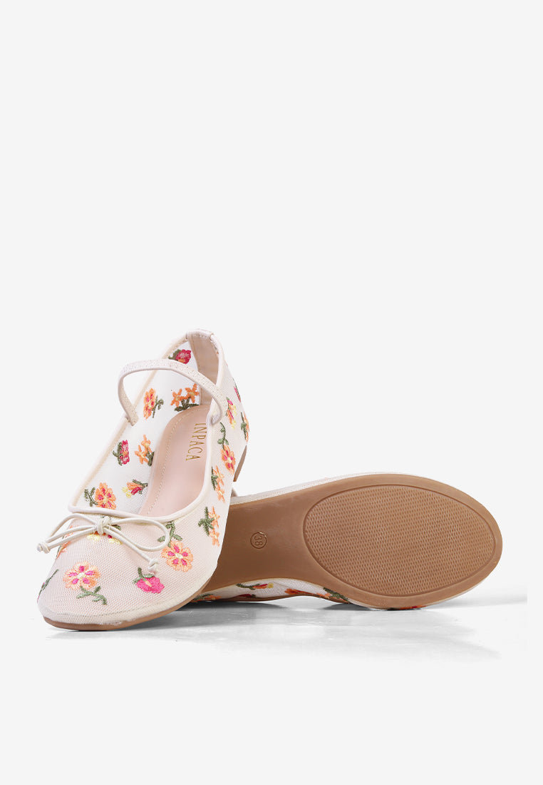 Lyla Flatshoes in Cream