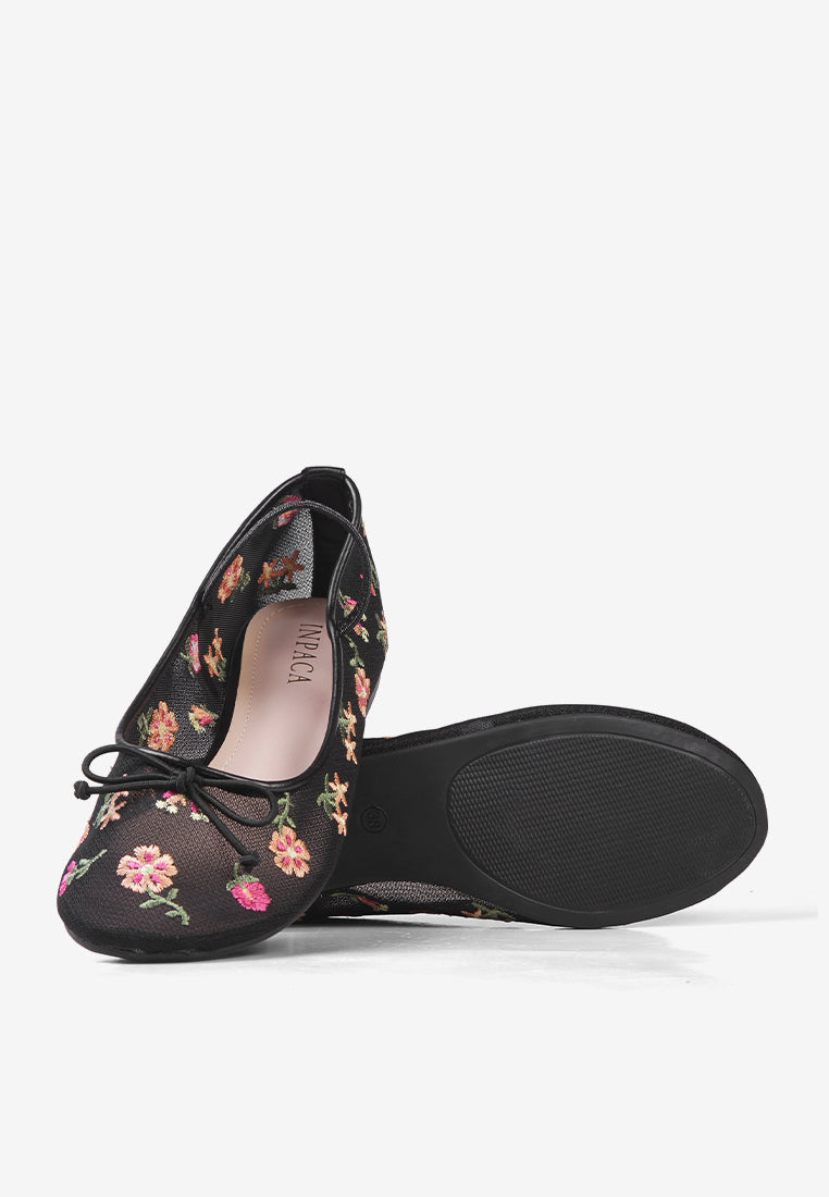 Lyla Flatshoes in Black