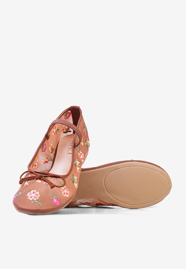 Lyla Flatshoes in Brown