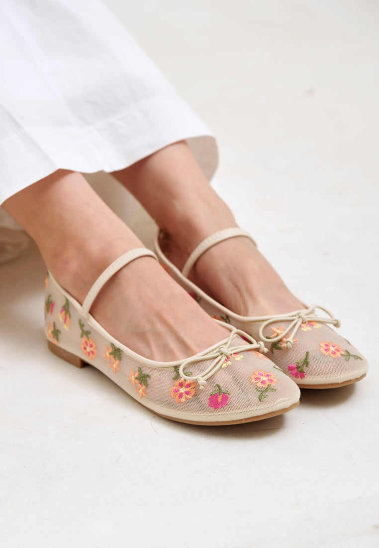 Lyla Flatshoes in Cream